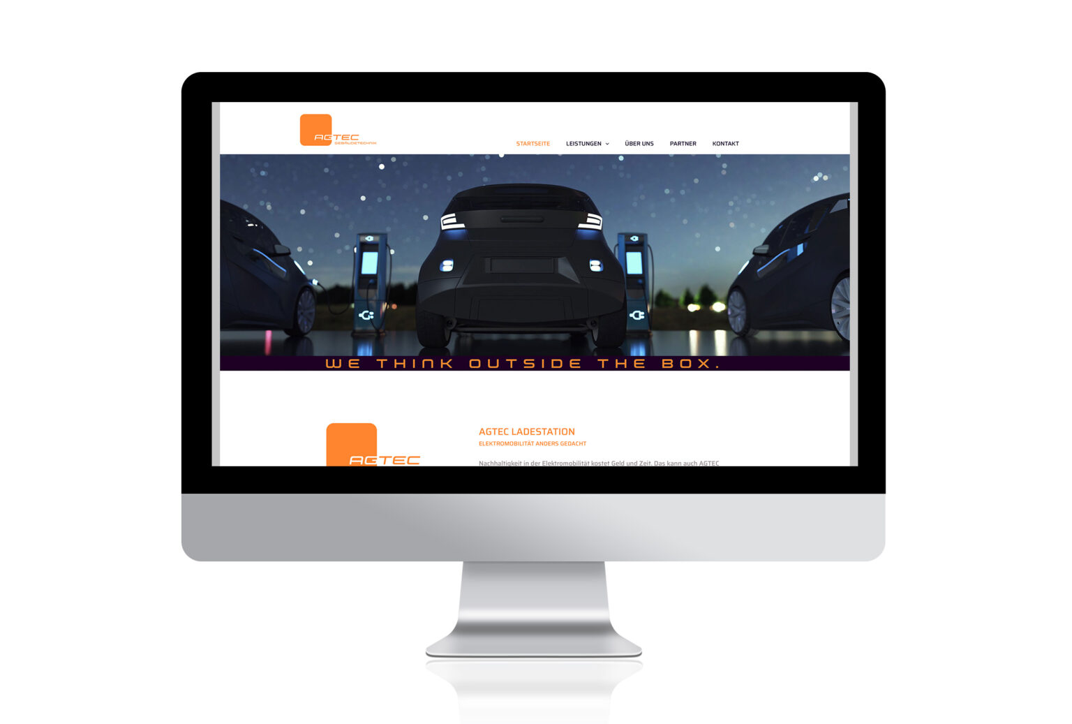 AGTEC Website: Startseite Foto Autos an Ladestationen bei Nacht. Claim: We think outside the box