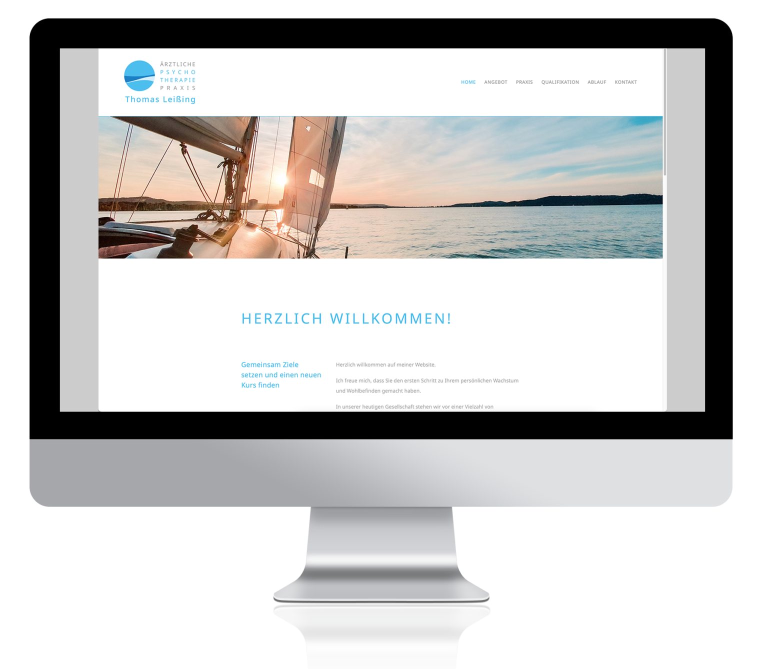 Monitor zeigt Website Psychotherapie Leißing Startseite "Home" Motiv Segelboot mit Kurs zu neuen Zielen