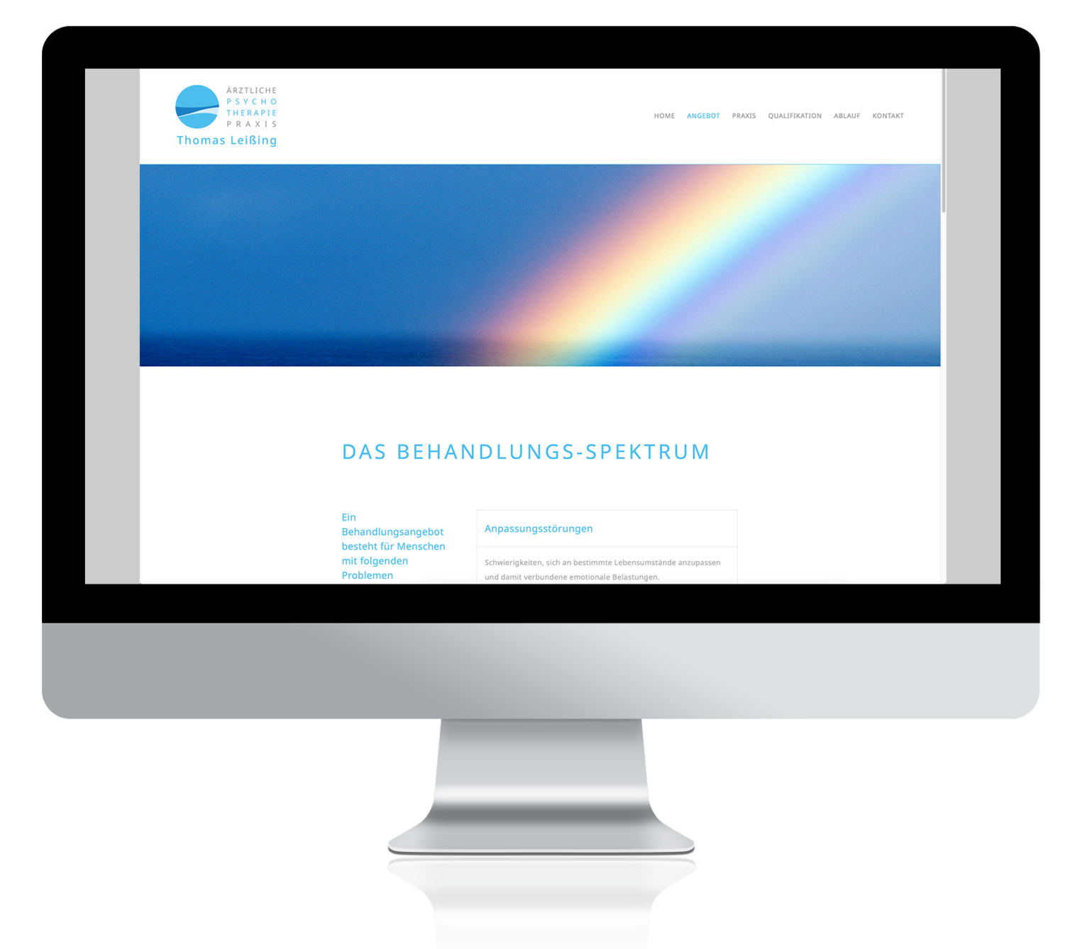 Monitor zeigt Website Psychotherapie Leißing Unterseite "Angebot" Behandlungsspektrum Motiv Regenbogen über dem Meer