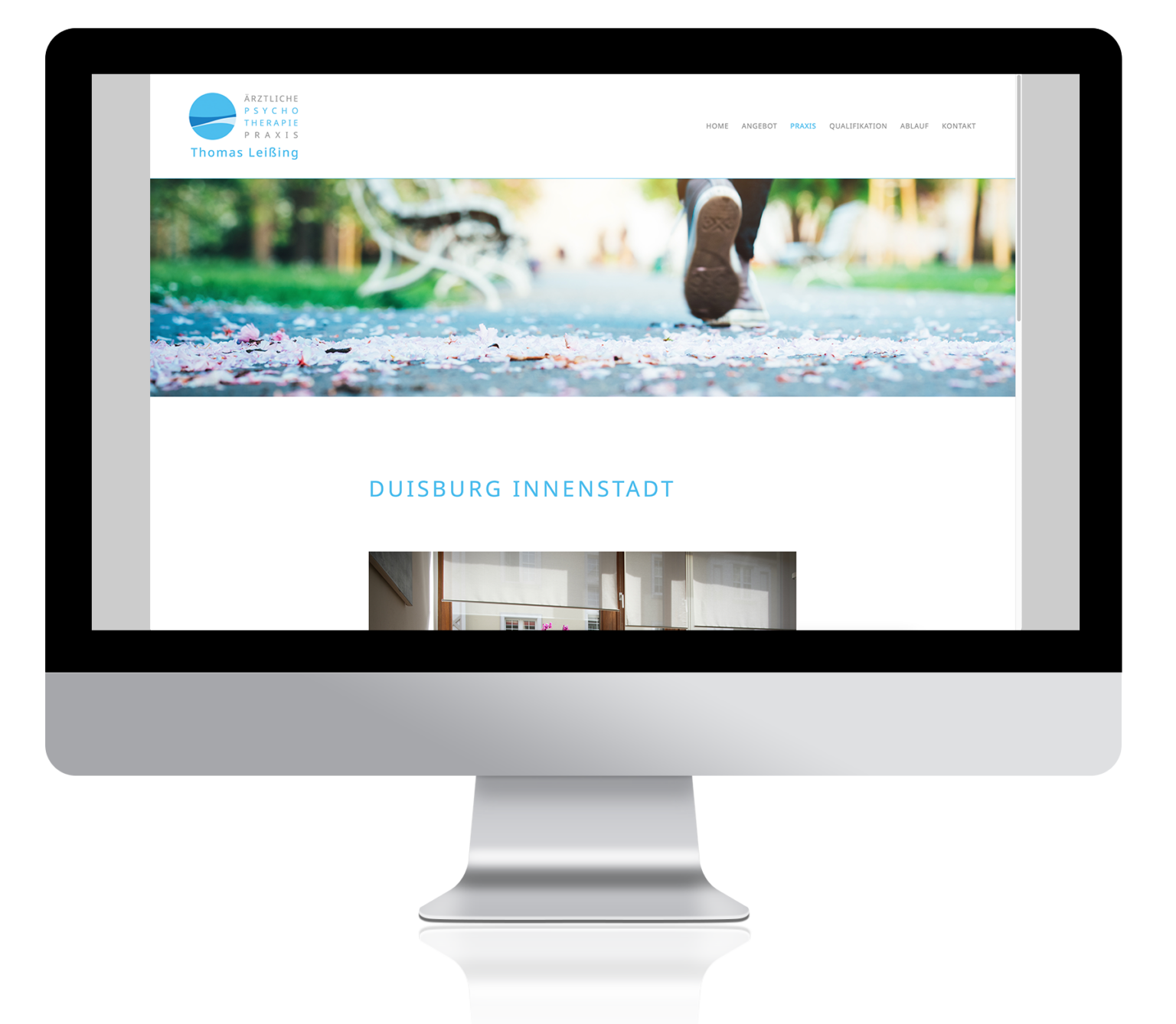 Monitor zeigt Website psychotherapie-duisburg-mitte Unterseite "Praxis" Motiv Füße von hinten, die durch einen Park gehen