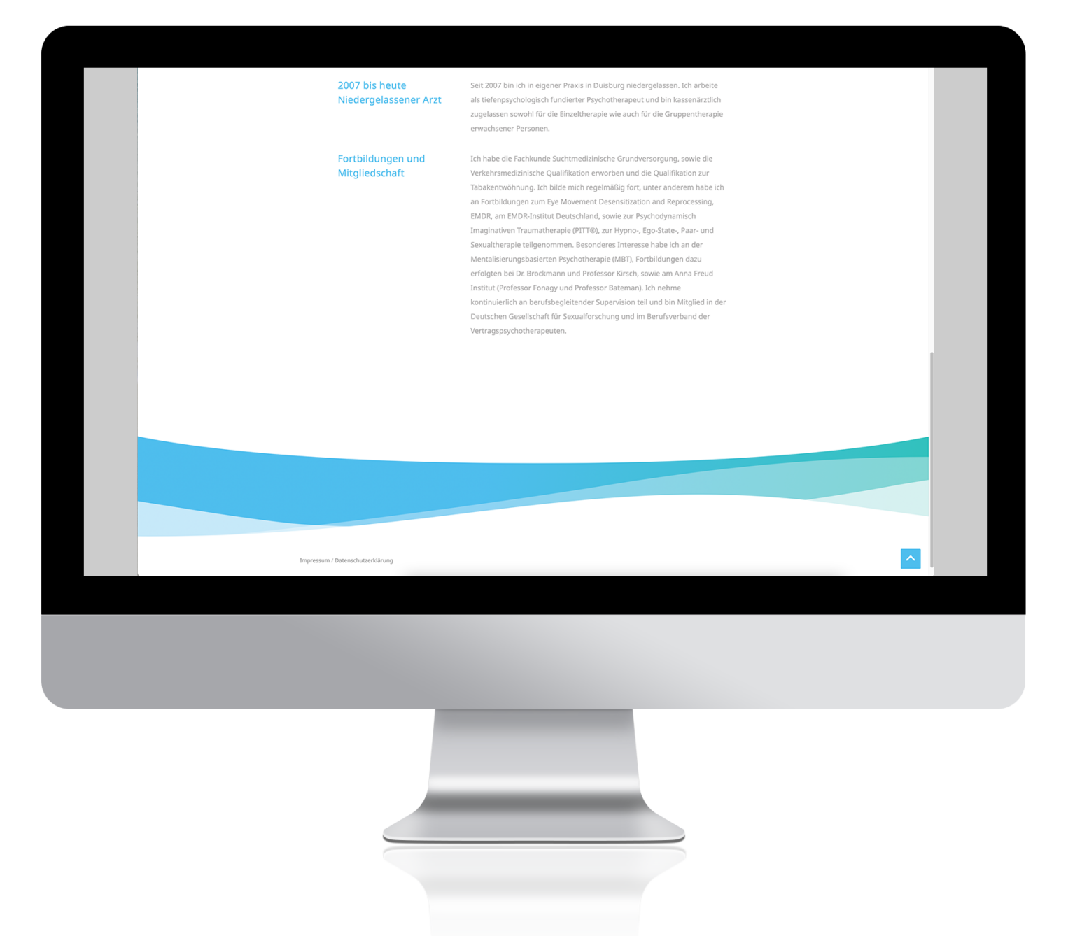 Monitor zeigt Website psychotherapie-duisburg-mitte Startseite "Home" Footer unter einer stilisierten Welle