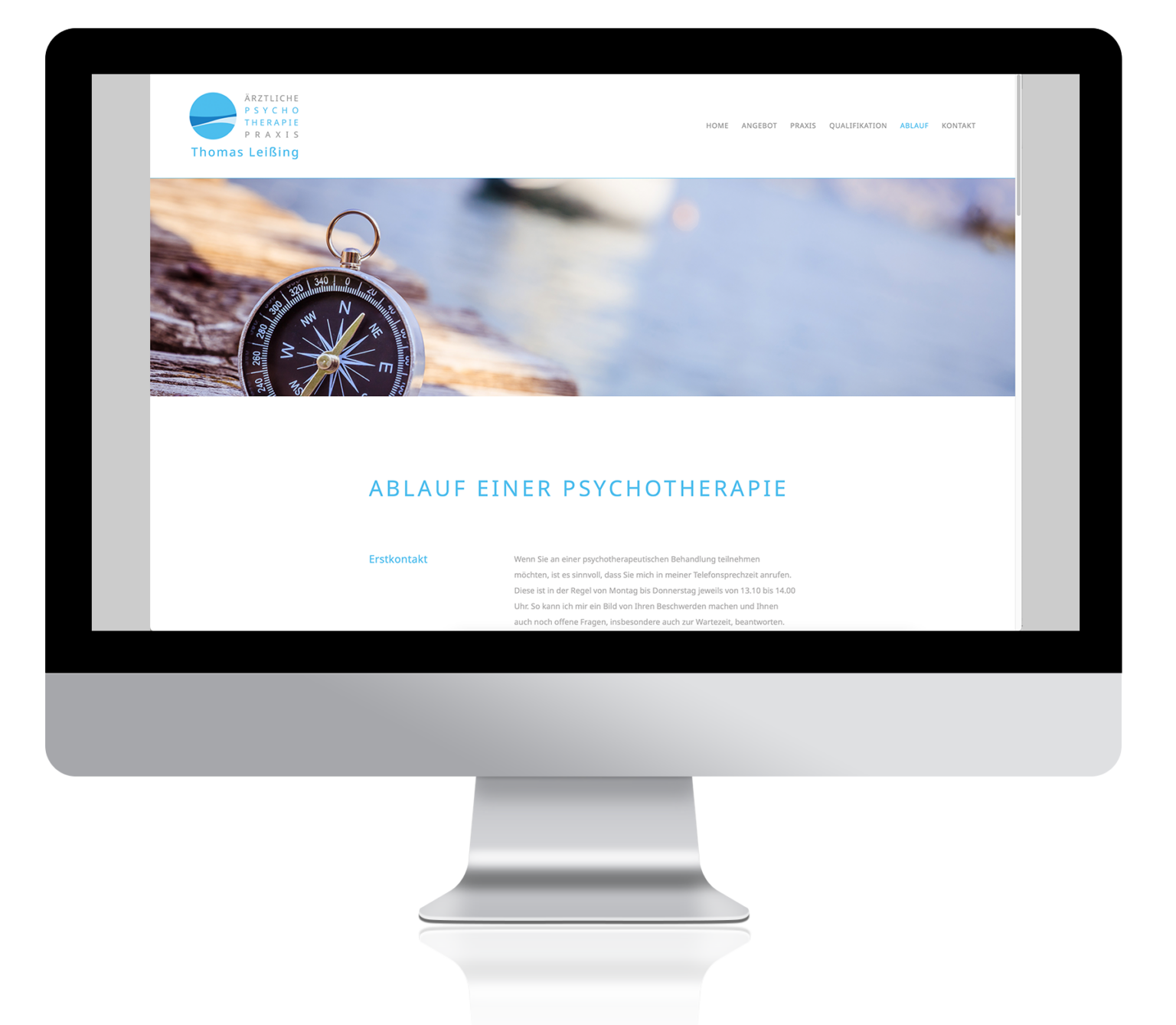 Monitor zeigt Website Psychotherapie Leißing Unterseite "Ablauf" Motiv: Kompass vor Bootshafen
