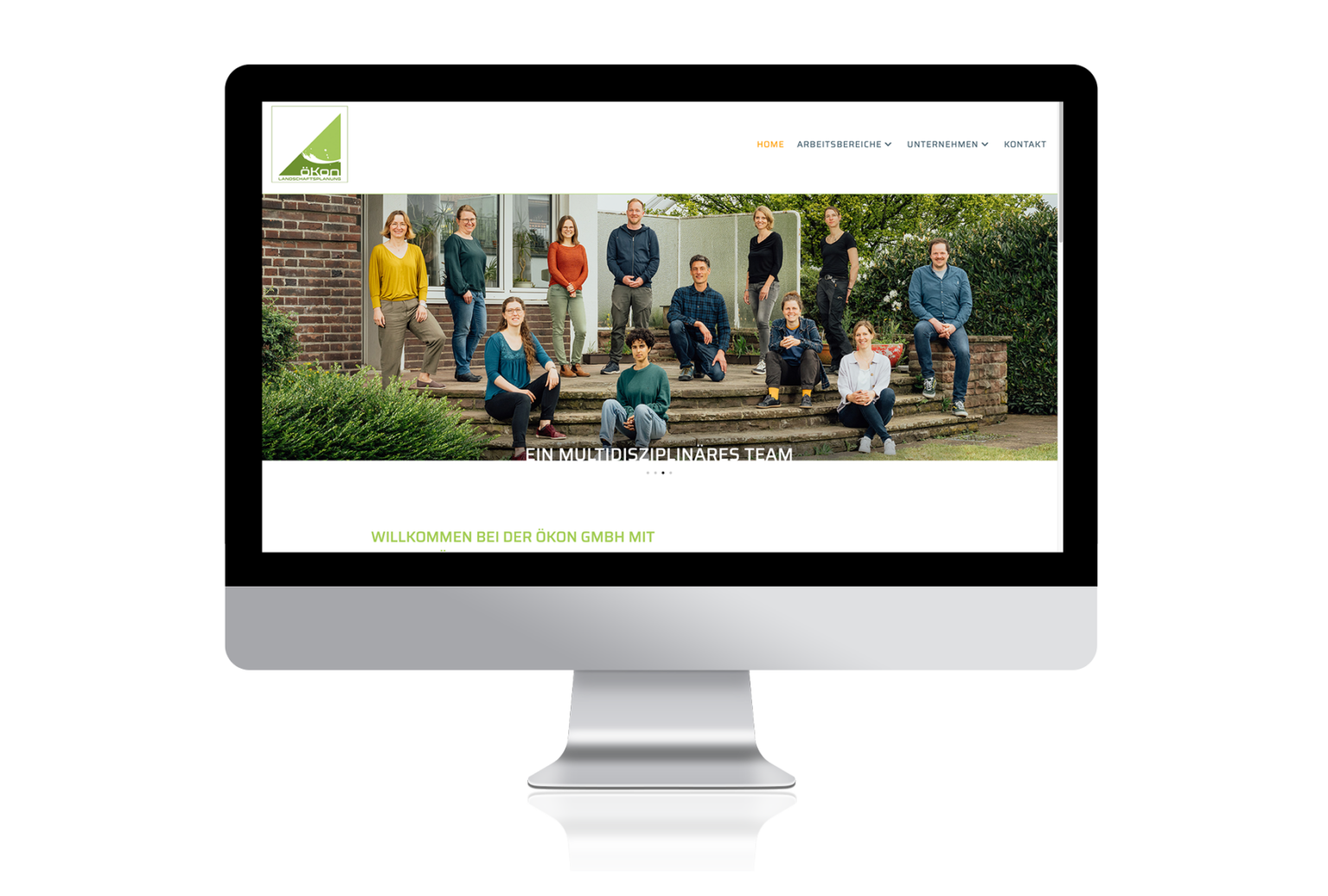 öKon Website: Homepage Slider: multidisziplinäres Team. Auf dem Foto hat sich das Team auf der Terrasse des Firmengebäudes versammelt.