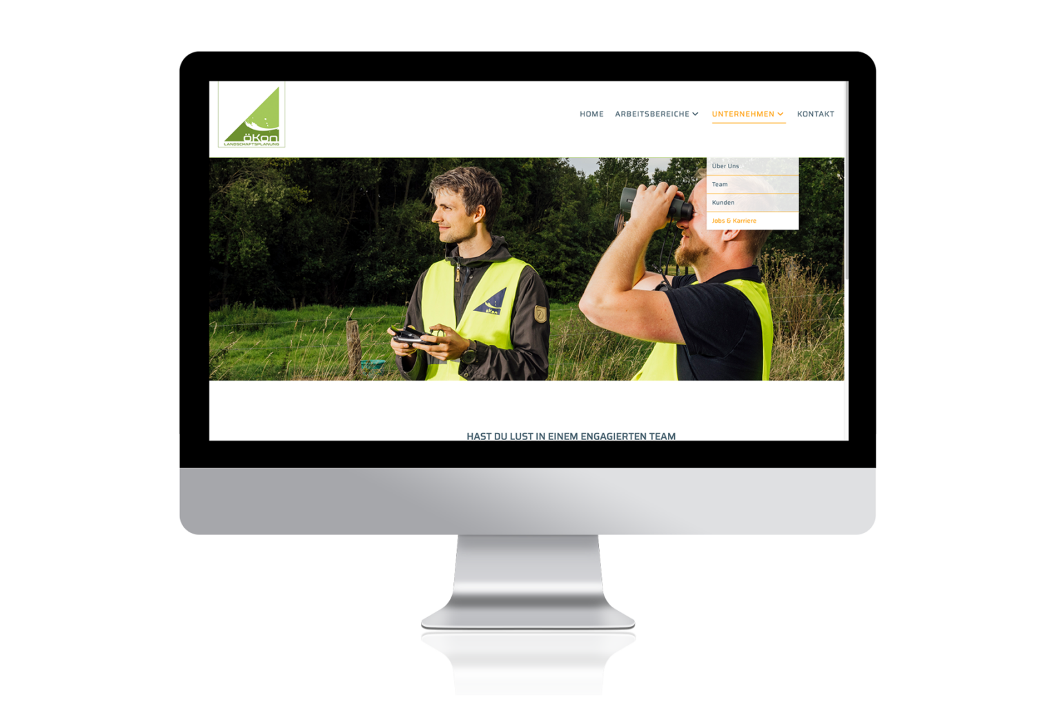 öKon Website: Unternehmen / Jobs+Karriere. Ein Mitarbeiter mit Fernglas beobachtet eine Drohne, die von einem zweiten Mitarbeiter gesteuert wird