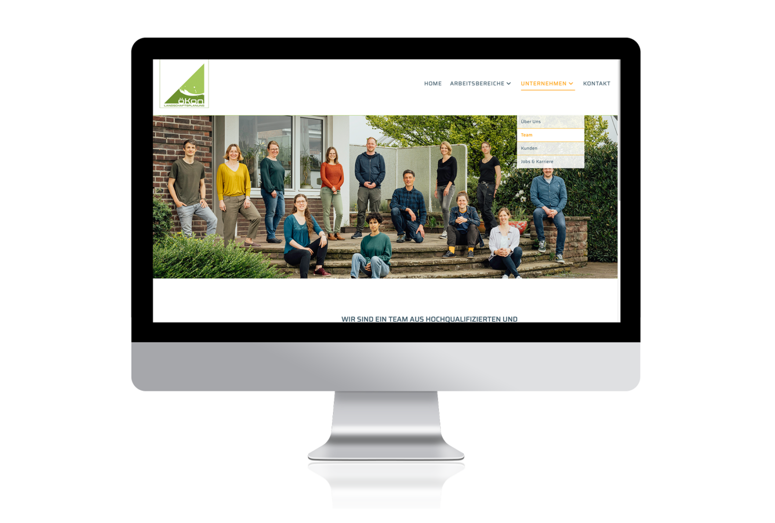öKon Website: Unternehmen / Team. Abbildung der derzeitigen Mitarbeiter auf Terrasse des Firmensitzes